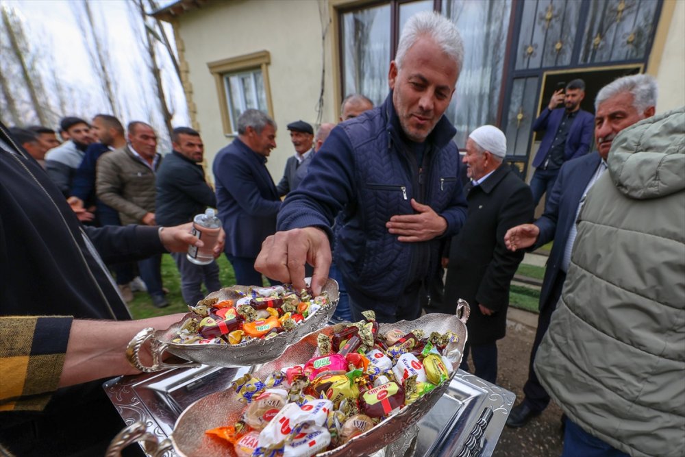 Yüksekova'da korona kısıtlamaları sonrası toplu bayramlaşma geleneği sürdürüldü