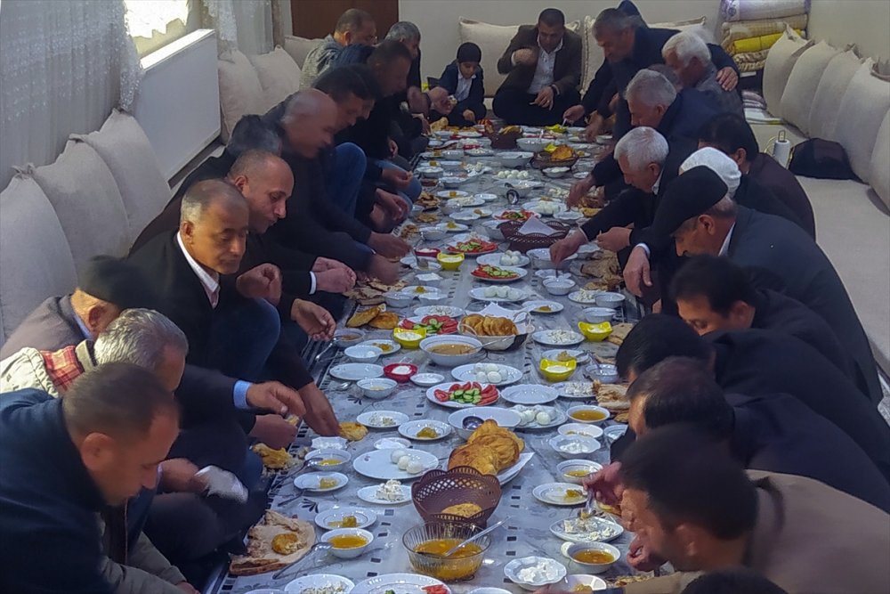 Yüksekova'da korona kısıtlamaları sonrası toplu bayramlaşma geleneği sürdürüldü