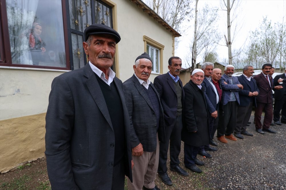 Yüksekova'da korona kısıtlamaları sonrası toplu bayramlaşma geleneği sürdürüldü