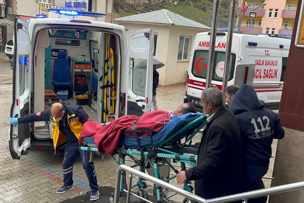 Van'da dereye yuvarlanan kamyonetteki 2 kişi öldü, 3 kişi yaralandı