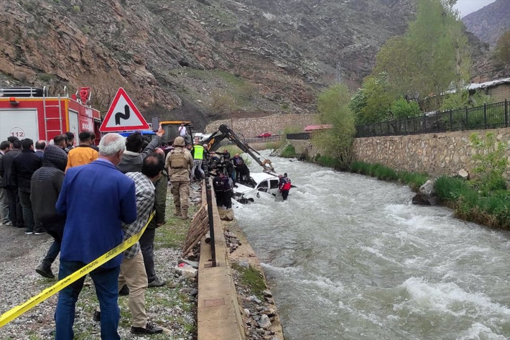 Van'da dereye yuvarlanan kamyonetteki 2 kişi öldü, 3 kişi yaralandı