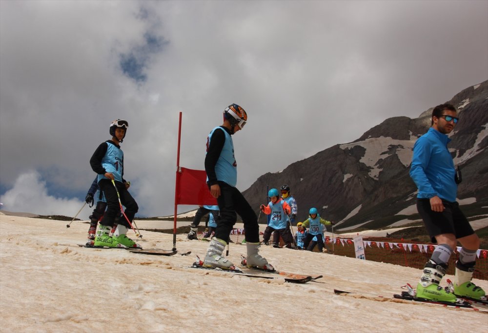 Hakkari'de mayısta kayak yarışması yapıldı