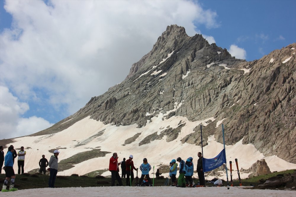 Hakkari'de mayısta kayak yarışması yapıldı