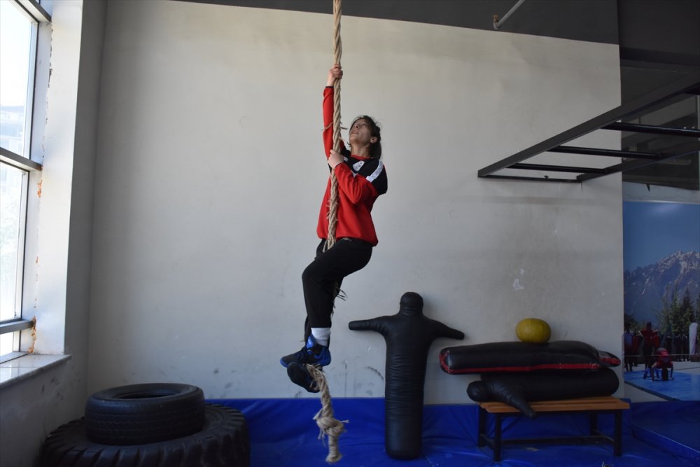 Hakkarili Nurgül 7 ay önce başladığı güreşte dünya üçüncüsü oldu