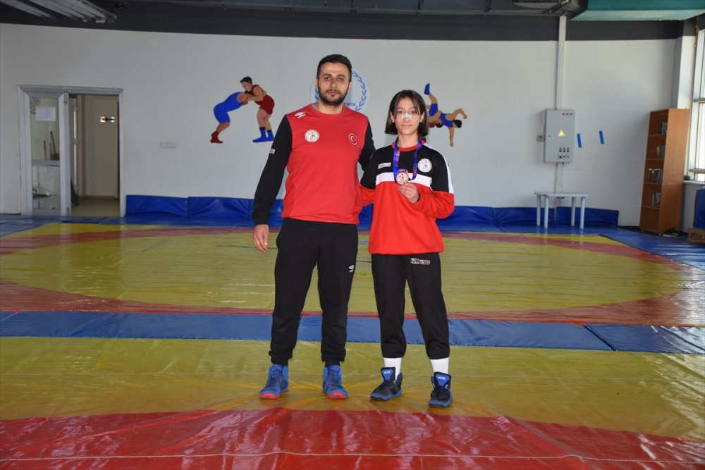 Hakkarili Nurgül 7 ay önce başladığı güreşte dünya üçüncüsü oldu