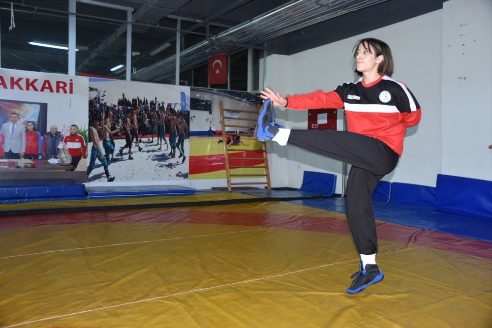 Hakkarili Nurgül 7 ay önce başladığı güreşte dünya üçüncüsü oldu