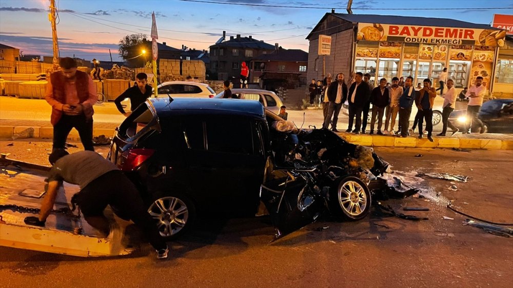 Van'da bariyere çarpan otomobilin sürücüsü yaralandı