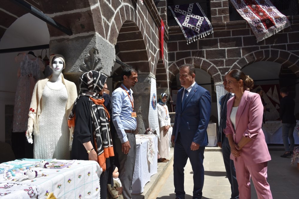 Hakkari'de Meydan Medresesi'nde yılsonu sergisi düzenlendi
