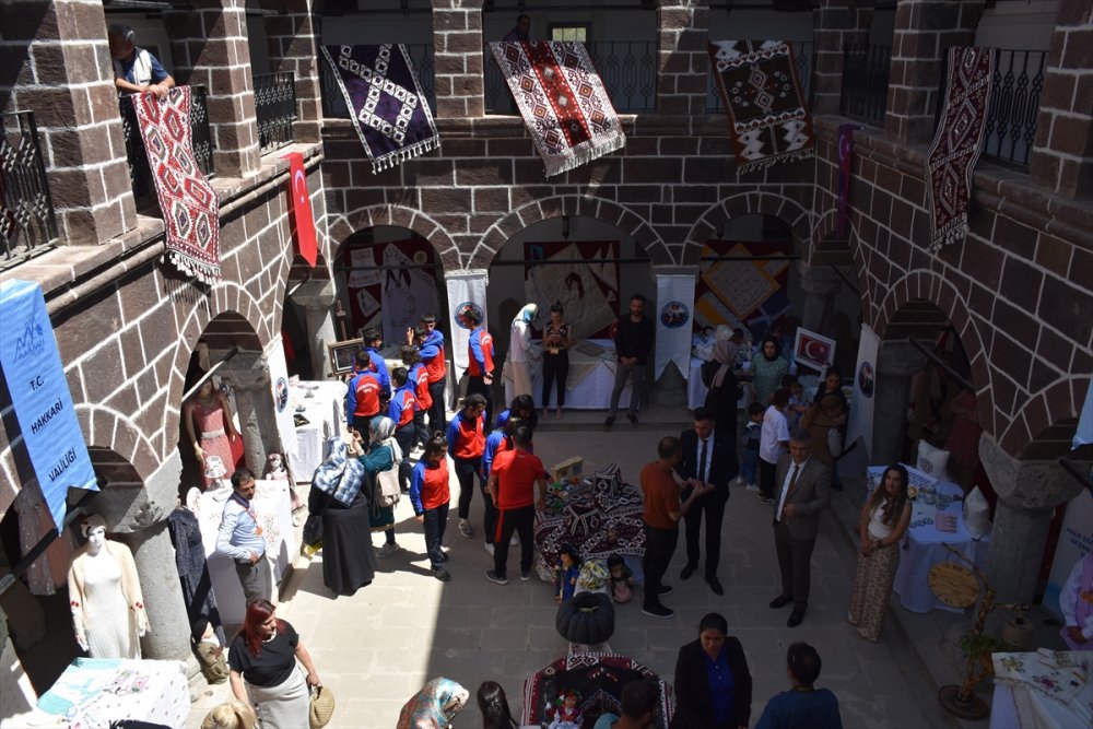 Hakkari'de Meydan Medresesi'nde yılsonu sergisi düzenlendi