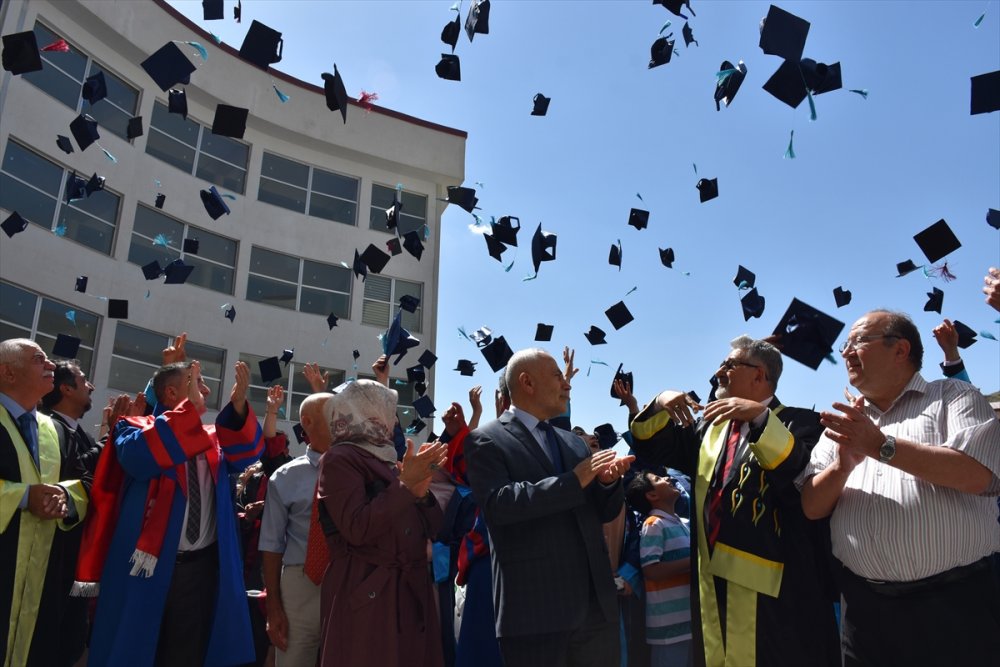 Hakkari Üniversitesinde mezuniyet töreni düzenlendi
