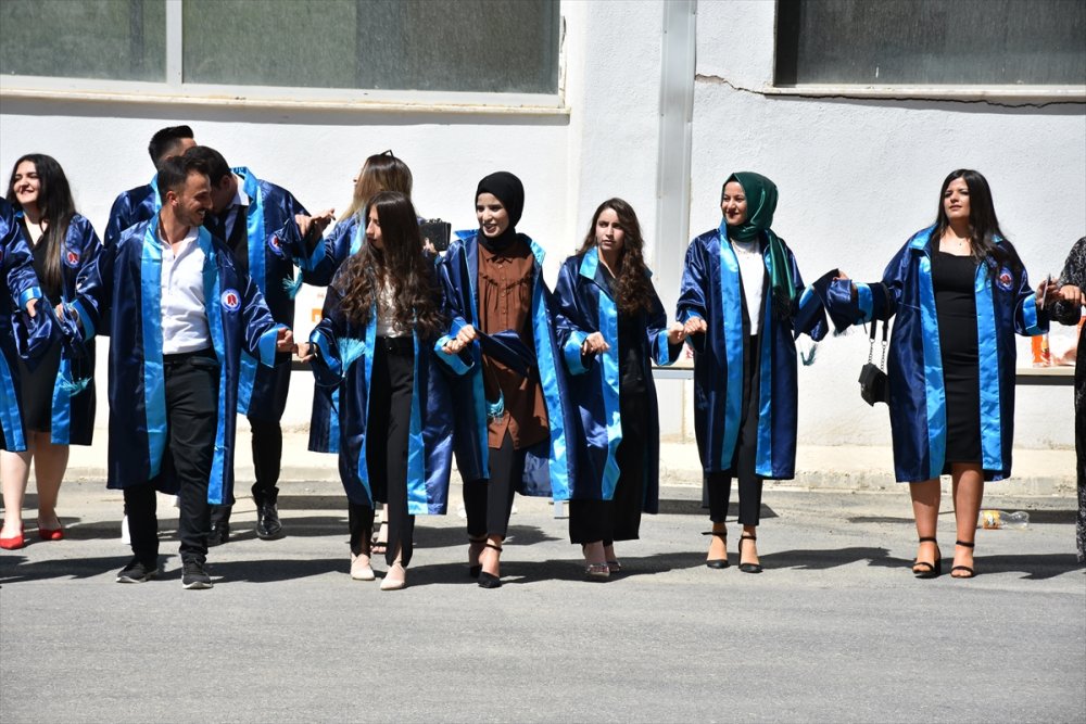 Hakkari Üniversitesinde mezuniyet töreni düzenlendi