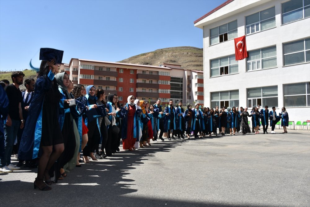 Hakkari Üniversitesinde mezuniyet töreni düzenlendi