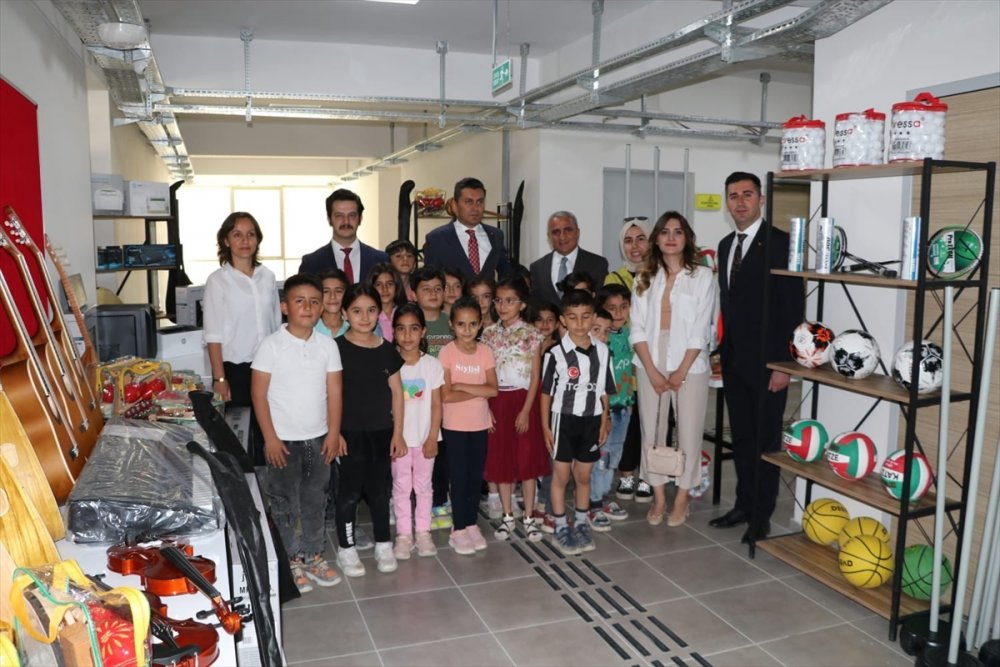 Hakkari'de 70 okula malzeme desteğinde bulunuldu