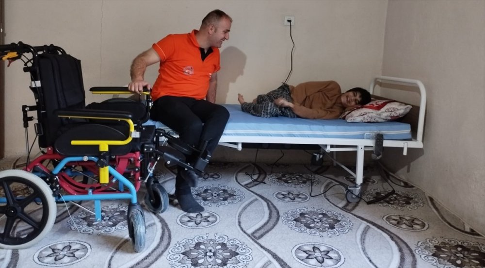 Hakkari'de engelli çocuğa yatak ve tekerlekli sandalye desteği