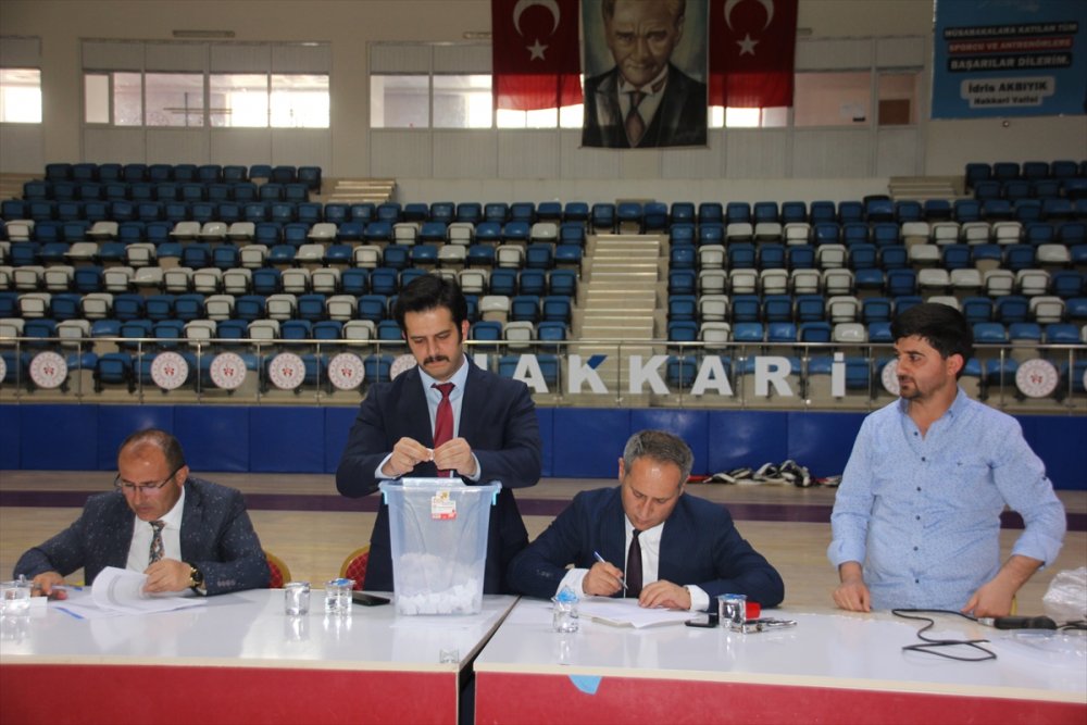 Hakkari Belediyesine alınacak 8 daimi işçi için kura çekildi