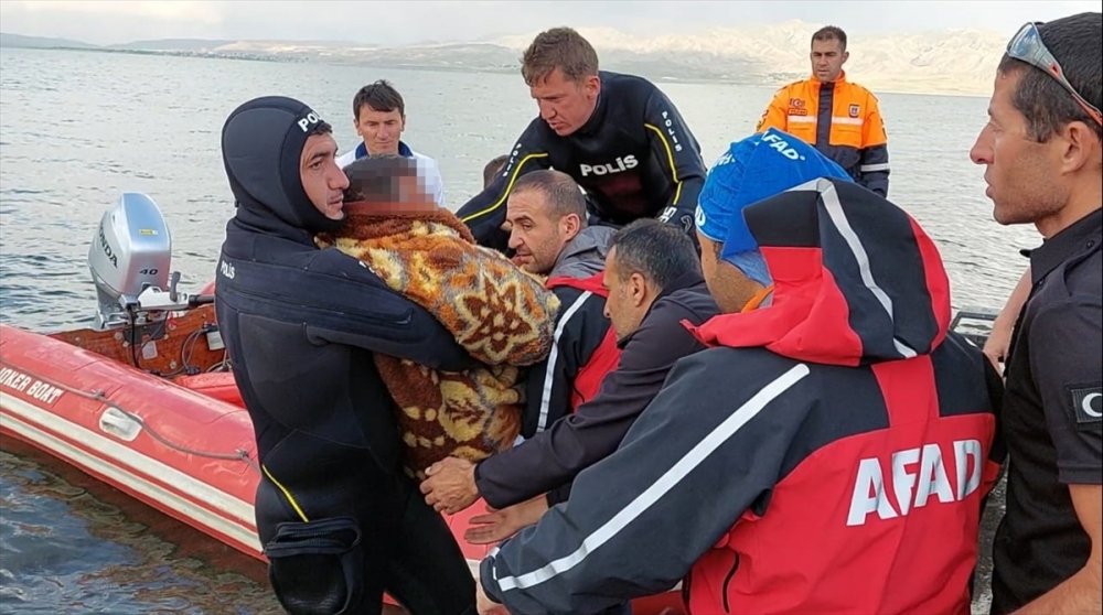 Şişme botla göle açılan kişi donmak üzereyken kurtarıldı