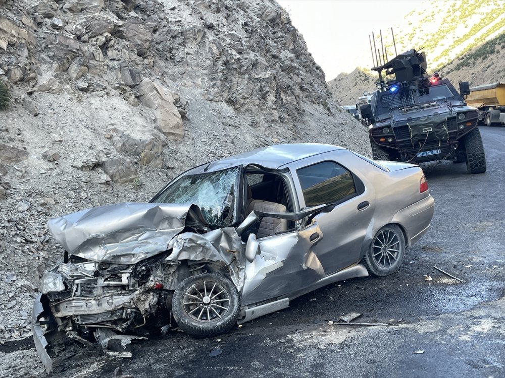 Hakkari'de otomobille hafif ticari araç çarpıştı, biri ağır 7 kişi yaralandı