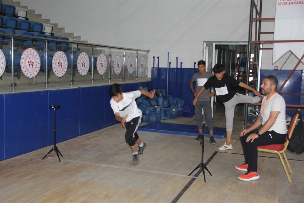 Hakkari'de öğrenciler yetenek sınavında ter döktü