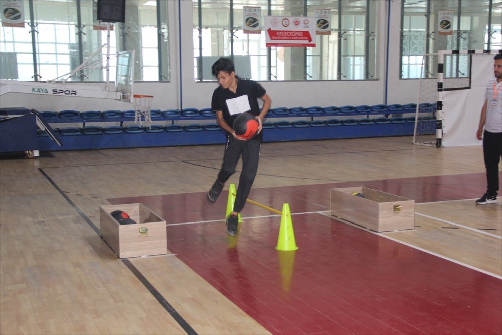 Hakkari'de öğrenciler yetenek sınavında ter döktü