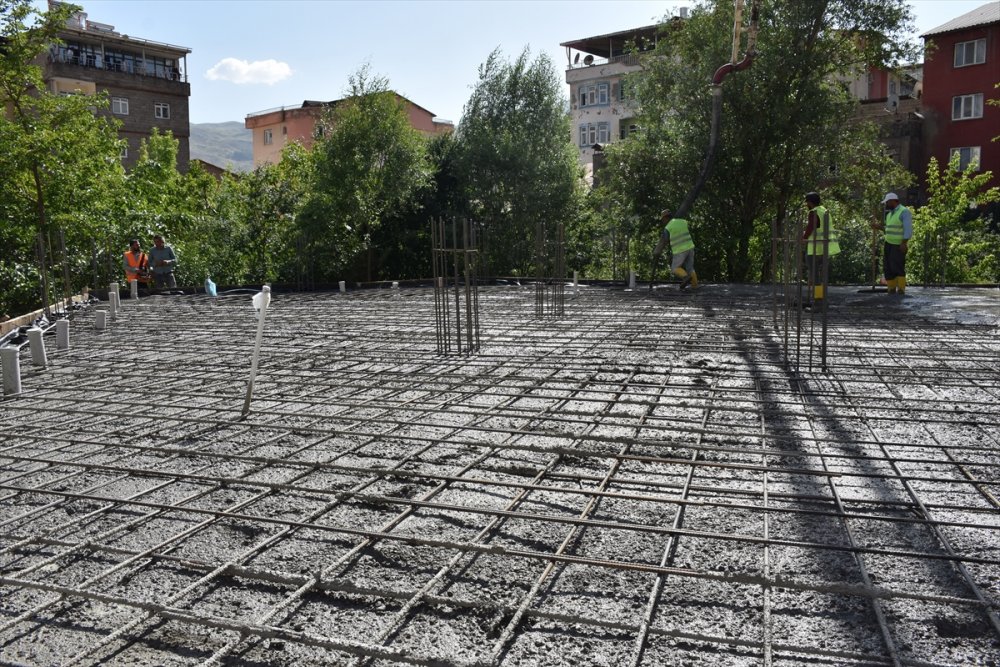 Hakkari'de 32 iş yerinin yer alacağı kapalı halk pazarının temeli atıldı