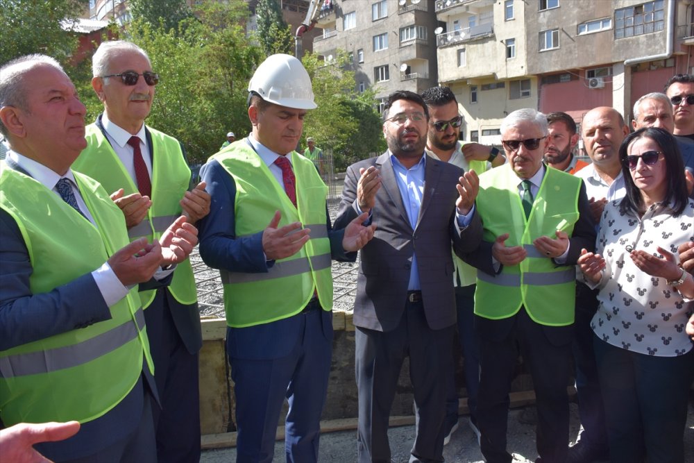 Hakkari'de 32 iş yerinin yer alacağı kapalı halk pazarının temeli atıldı