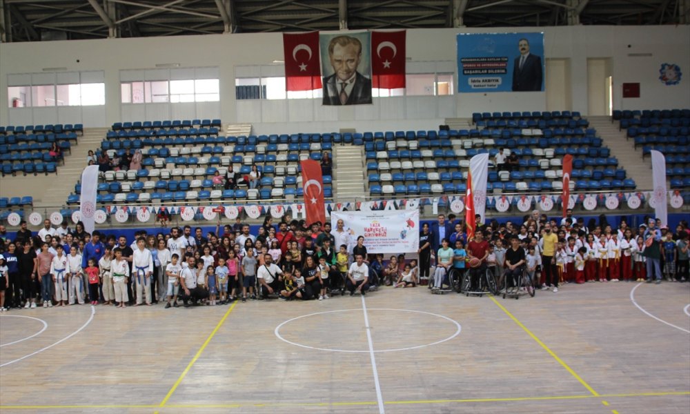 Hakkari'de yaz spor okulları açıldı