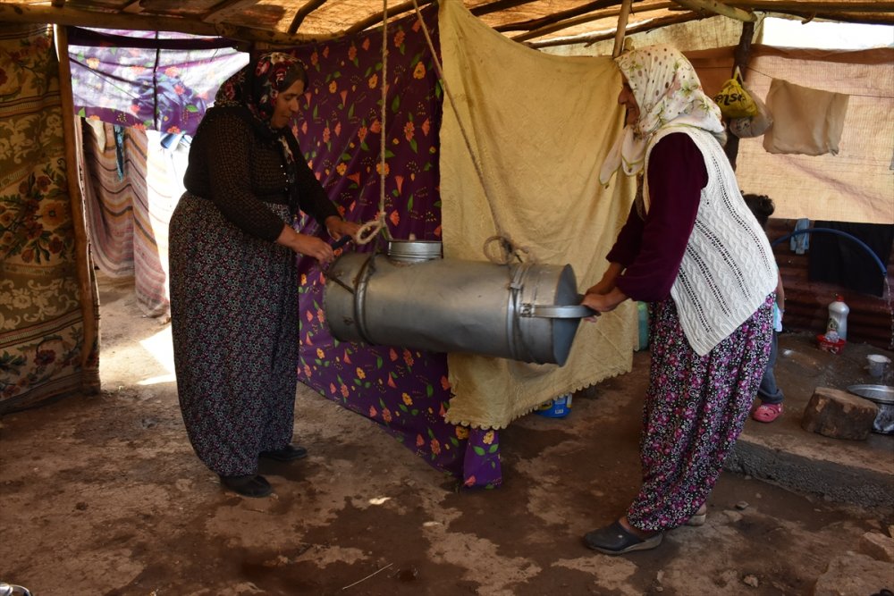 Hakkari'de hayvancılıkla uğraşan aileler 2 bin 800 rakımlı yaylada bayramlaştı