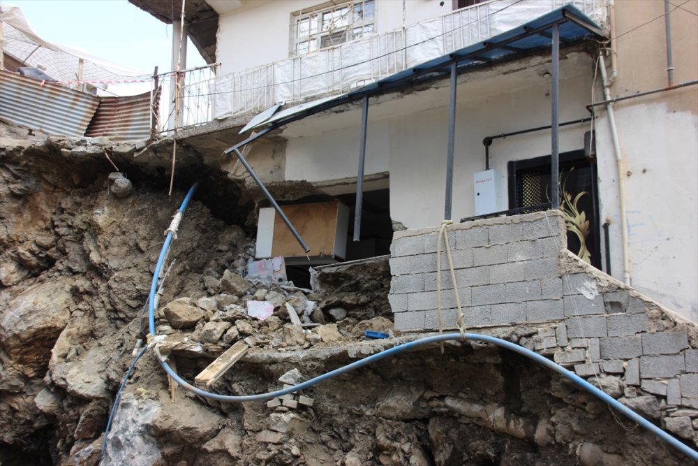 Hakkari'de temel kazısı sırasında mutfak duvarı yıkılan bina mühürlendi