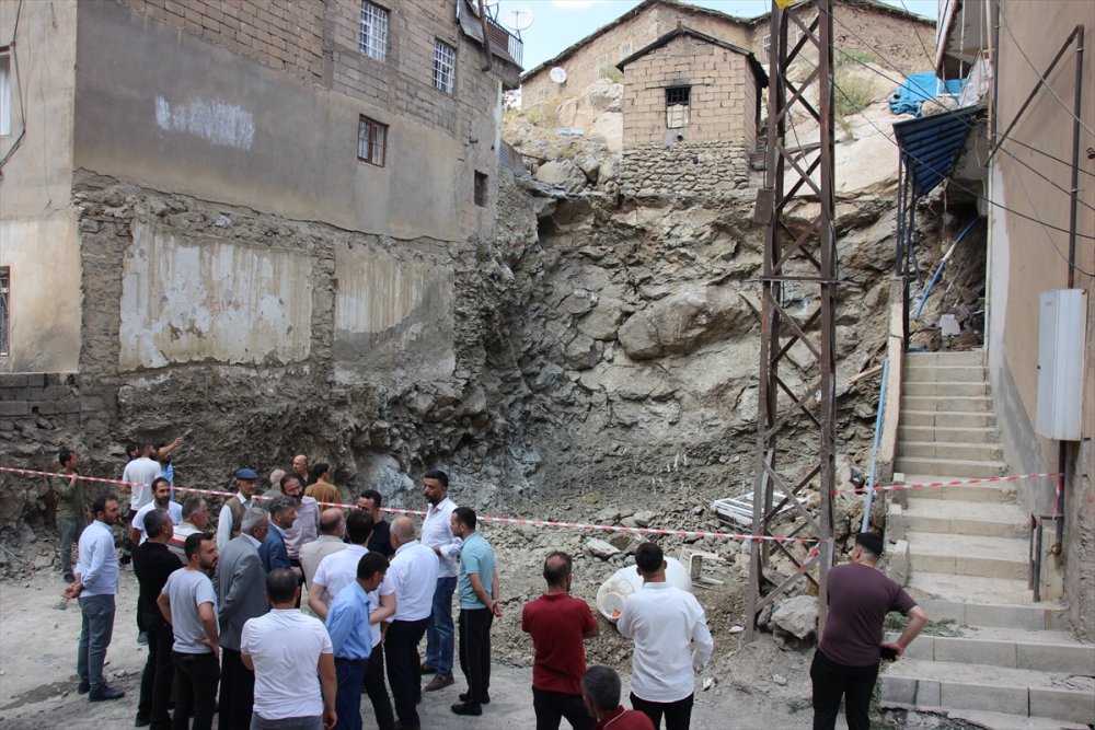 Hakkari'de temel kazısı sırasında mutfak duvarı yıkılan bina mühürlendi