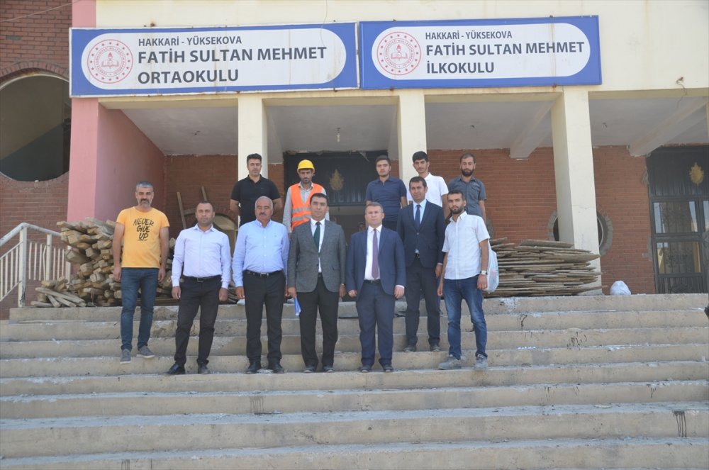Yüksekova'da yenileme çalışmaları süren okullar eğitim sezonuna hazırlanıyor