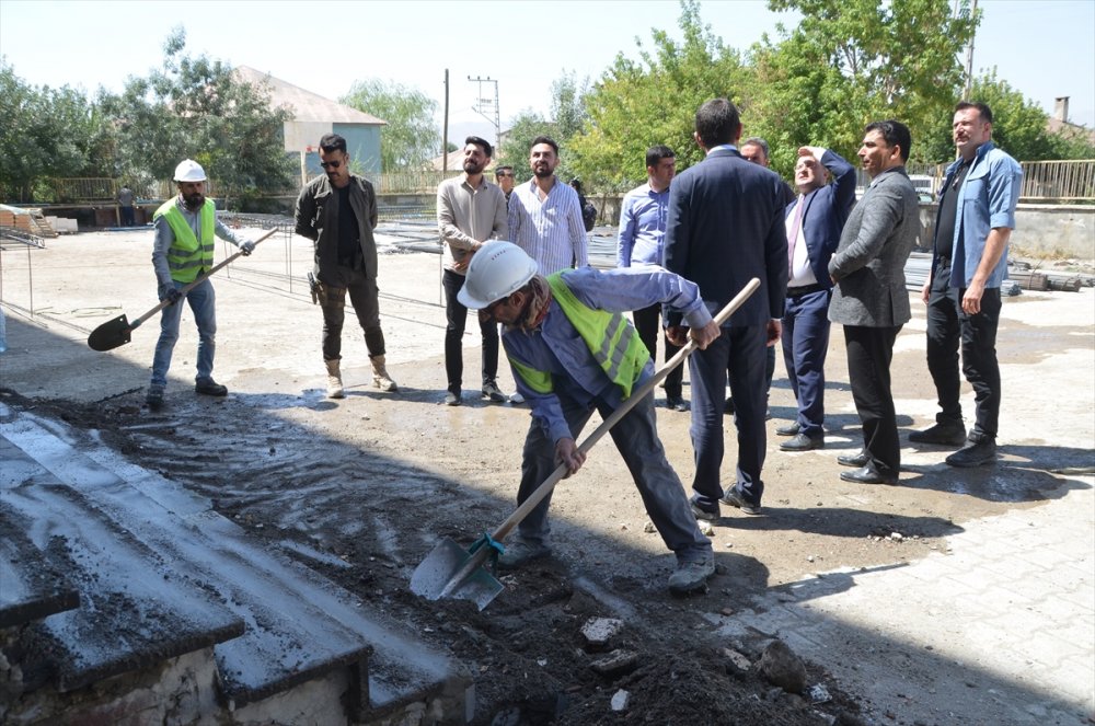 Yüksekova'da yenileme çalışmaları süren okullar eğitim sezonuna hazırlanıyor