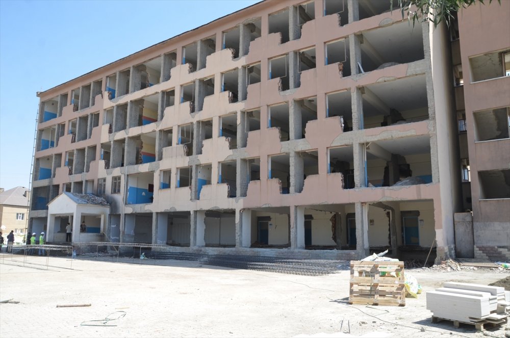 Yüksekova'da yenileme çalışmaları süren okullar eğitim sezonuna hazırlanıyor