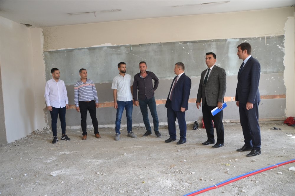 Yüksekova'da yenileme çalışmaları süren okullar eğitim sezonuna hazırlanıyor