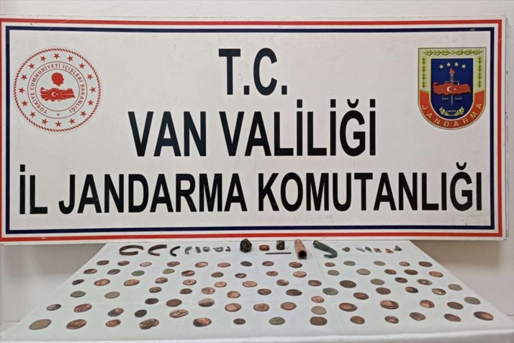 Van'da 85 sikke ve tarihi eser niteliği taşıyan 22 obje ele geçirildi
