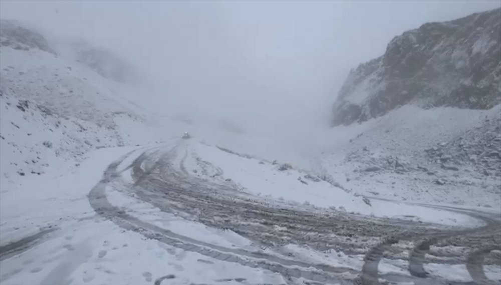 Van Bahçesaray'da mevsimin ilk karı ulaşımda aksamaya neden oldu