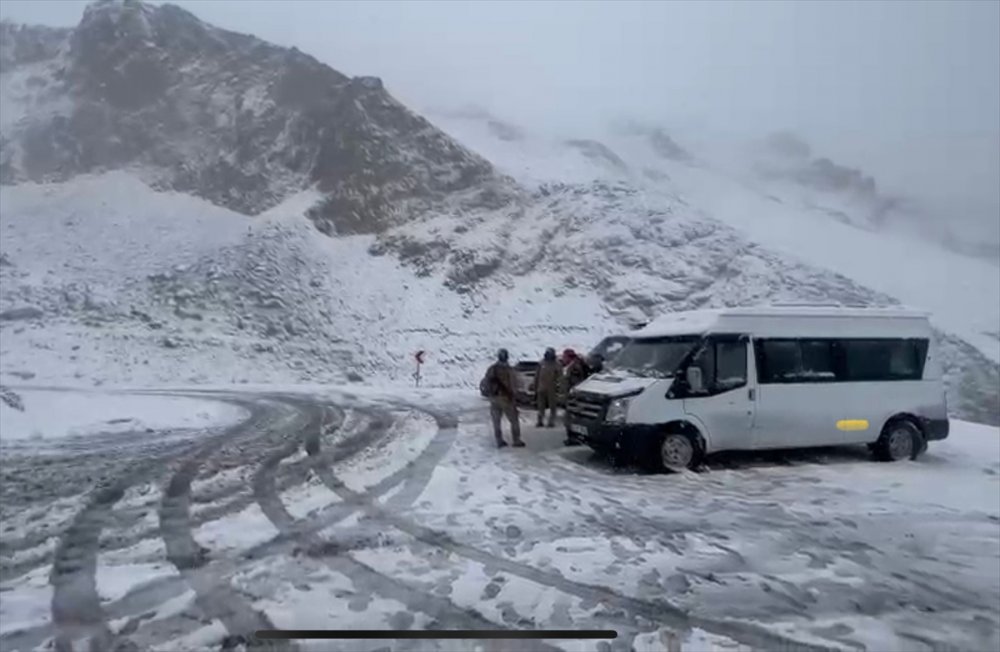 Van Bahçesaray'da mevsimin ilk karı ulaşımda aksamaya neden oldu