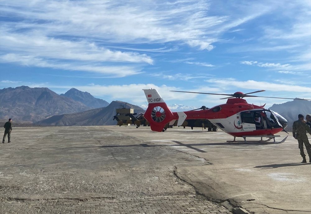 Derecik'te kalp krizi geçiren kişi ambulans helikopterle hastaneye ulaştırıldı