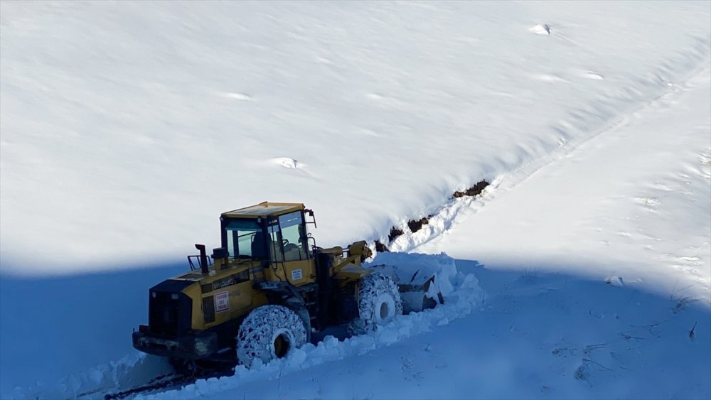 Yolu kapanan köydeki sürü ve çobanlar ekiplerin çalışmasıyla kente ulaştırıldı