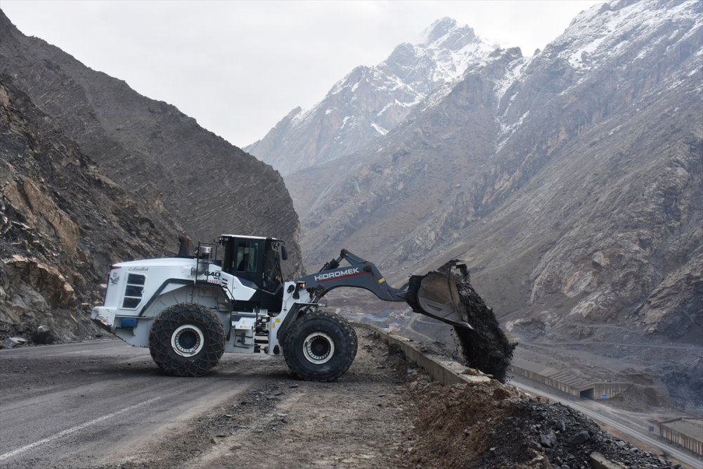Hakkari'de dağdan kopan kaya parçaları nedeniyle kapatılan kara yolu açıldı