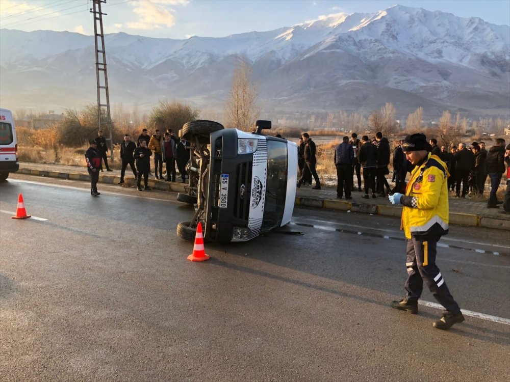 Gevaş'ta öğrenci servisinin devrilmesi sonucu 11 kişi yaralandı