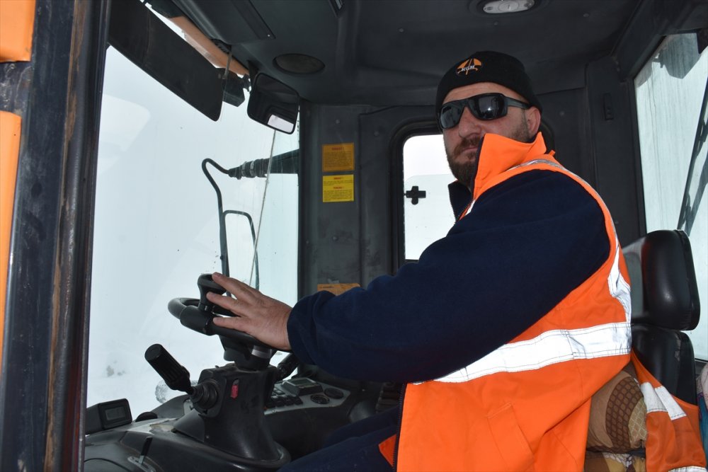 Yollarda kepçe operatörlüğü, yeşil sahada teknik direktörlük yapıyor