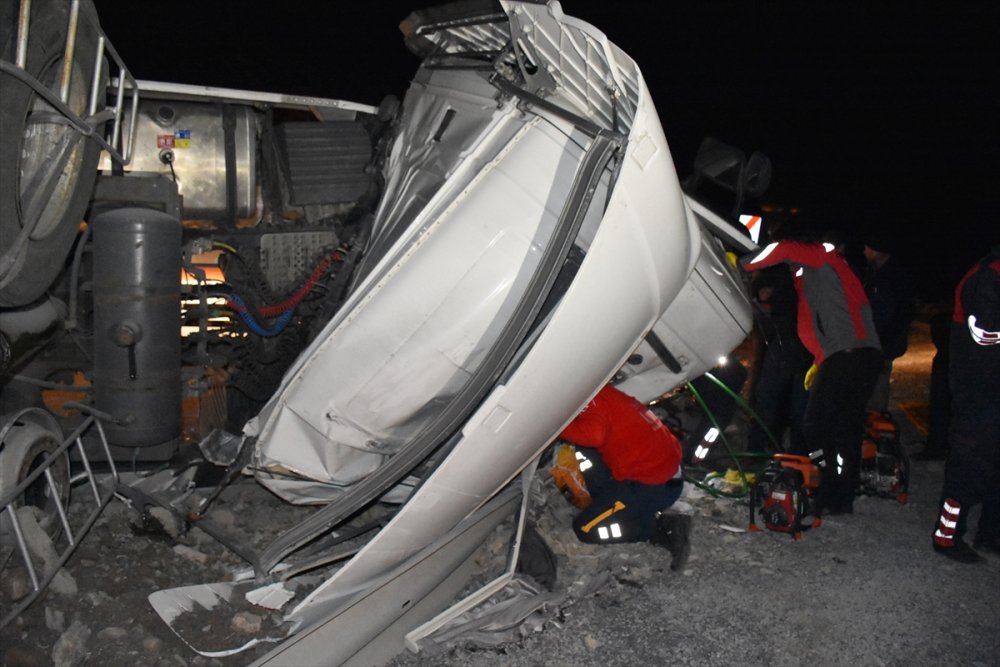Serê Sola'da devrilen kömür yüklü tırdaki 3 kişi yaralandı