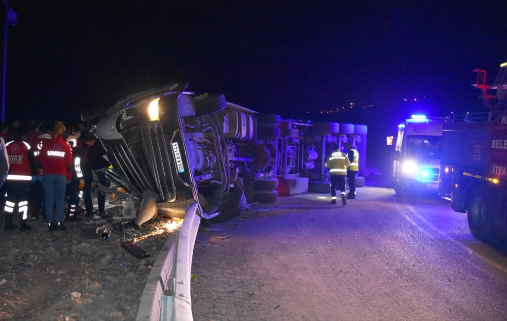 Serê Sola'da devrilen kömür yüklü tırdaki 3 kişi yaralandı