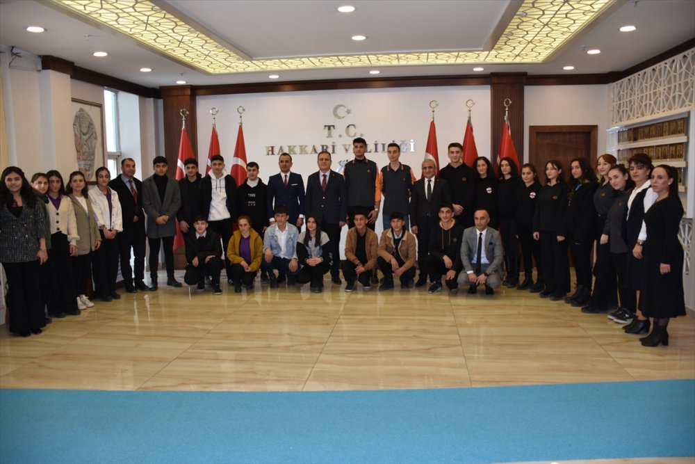 Vali Akbıyık, Avrupa'dan dönen ve bilgi yarışmasında ikinci olan öğrencileri kabul etti