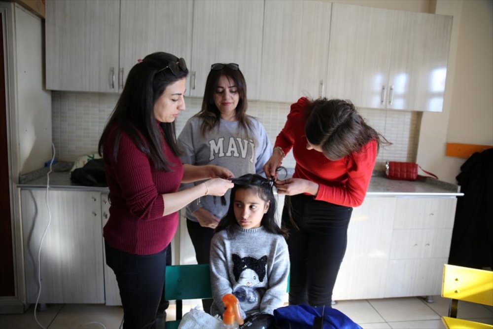 Yüksekova'da kadın kuaförler, köy okulundaki çocukları tıraş etti