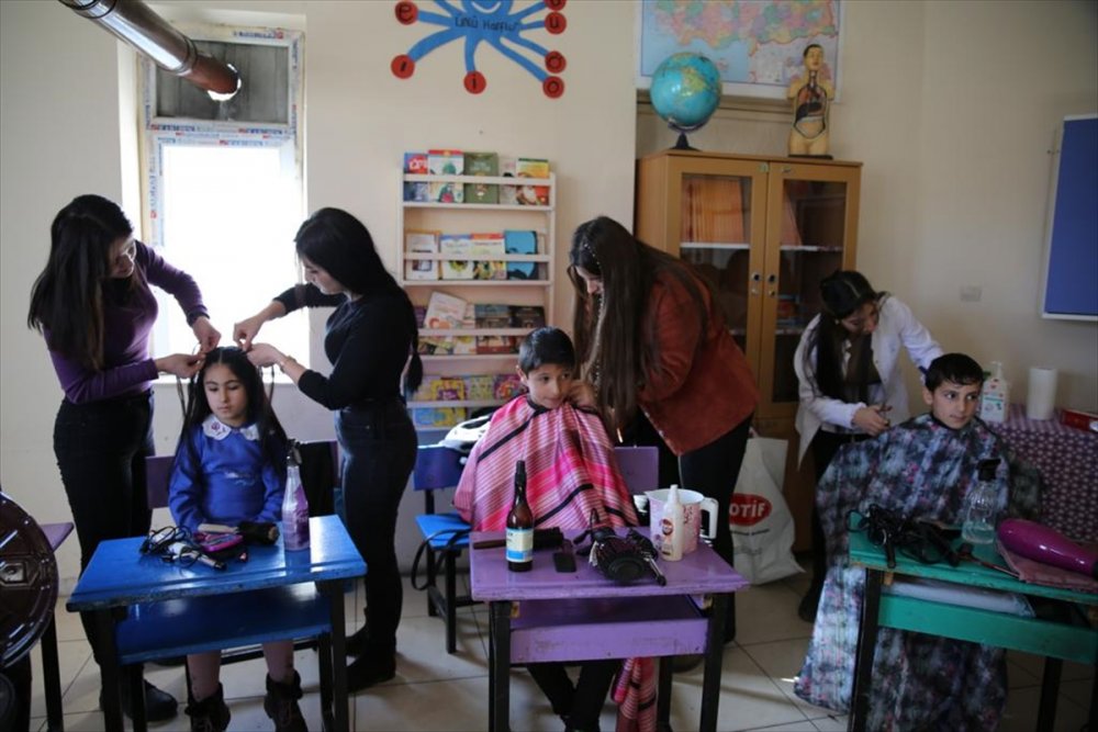 Yüksekova'da kadın kuaförler, köy okulundaki çocukları tıraş etti