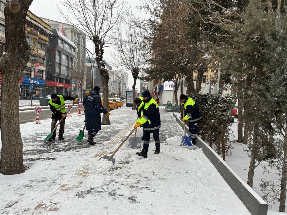 Hakkari ve Van'da 39 yerleşimin yolu kardan kapandı
