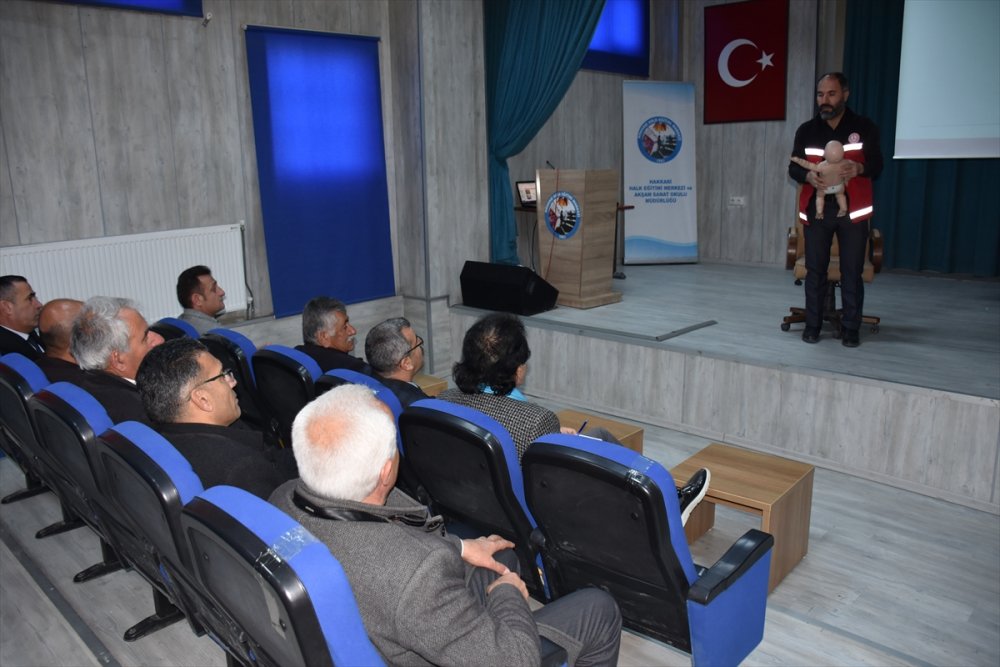 Muhtarlara Aile Okulu Projesi kapsamında eğitim verildi