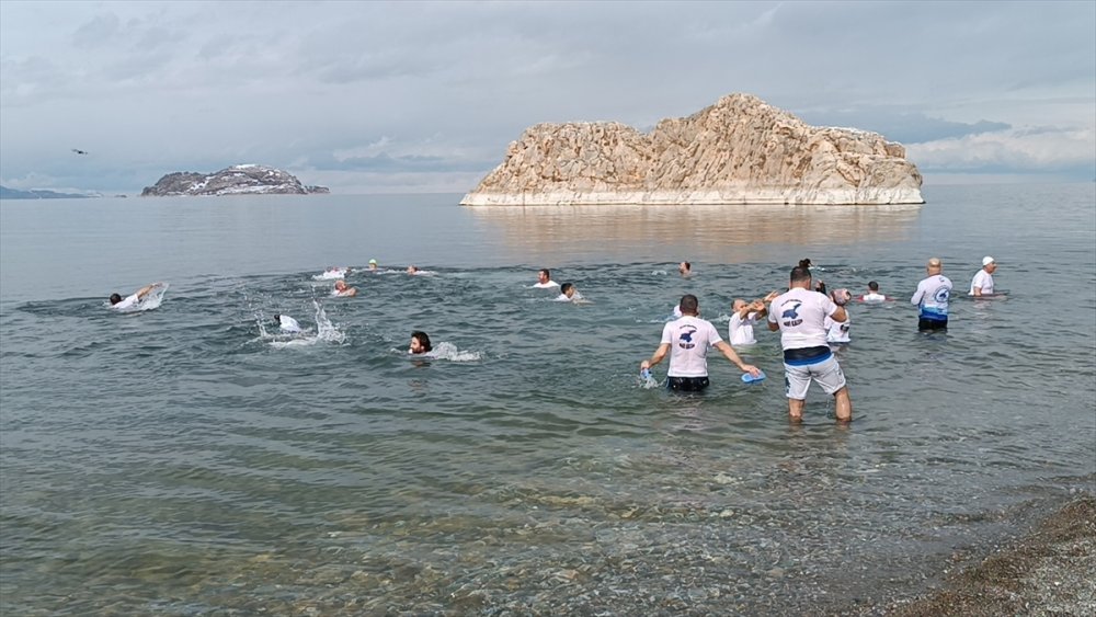 Vangölü Aktivistleri Derneği üyeleri ve doğaseverler Van Gölü'nde yüzdü