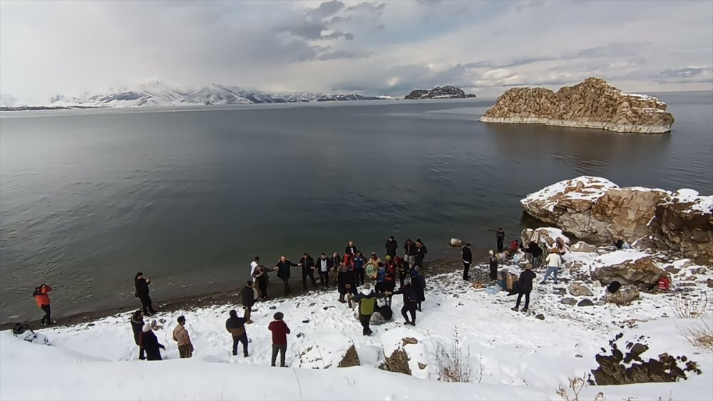 Vangölü Aktivistleri Derneği üyeleri ve doğaseverler Van Gölü'nde yüzdü